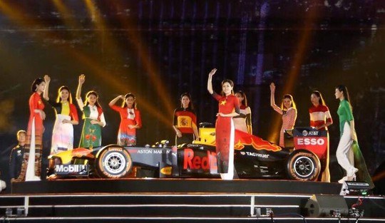 Cận cảnh siêu xe đua F1 ra mắt tại Hoàng thành Thăng Long - Ảnh 22.
