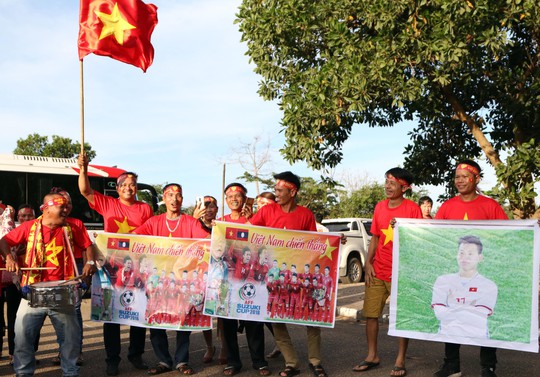 Clip: CĐV Việt Nam làm nóng, phủ đỏ sân Quốc gia Lào - Ảnh 3.