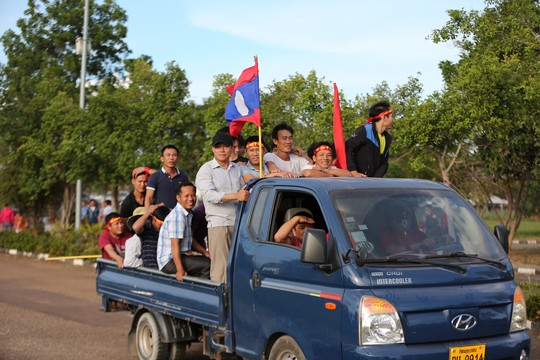 Clip: CĐV Việt Nam làm nóng, phủ đỏ sân Quốc gia Lào - Ảnh 2.