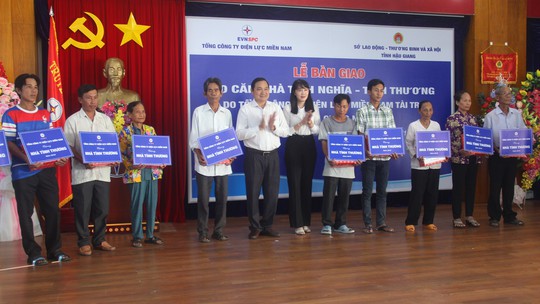 EVN SPC trao 20 căn nhà tình nghĩa, tình thương tại Hậu Giang - Ảnh 1.