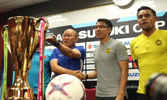 HLV Park Hang-seo và HLV Tan Cheng Hoe của Malaysia bắt tay nhau trước trận chung kết AFF Cup 2018