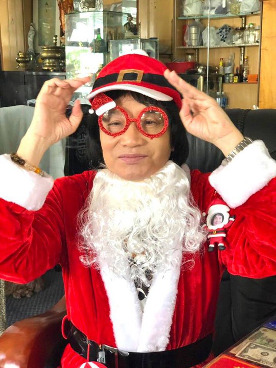 Minh Vương hóa thân ông già Noel trong ngày giỗ Minh Phụng - Ảnh 1. Minh Vương hóa thân ông già Noel trong ngày giỗ Minh Phụng - Ảnh 1.