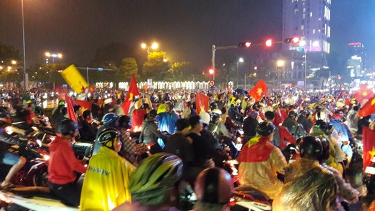 Người dân Đà Nẵng đội mưa xuống đường ăn mừng đội tuyển Việt Nam chiến thắng - Ảnh 7.