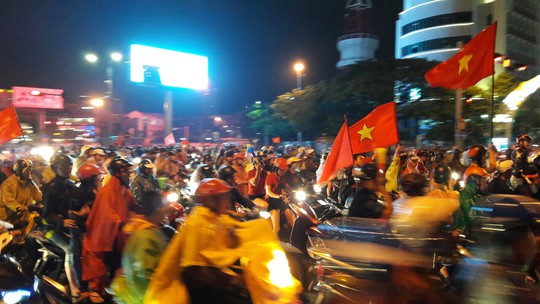 Người dân Đà Nẵng đội mưa xuống đường ăn mừng đội tuyển Việt Nam chiến thắng - Ảnh 14.