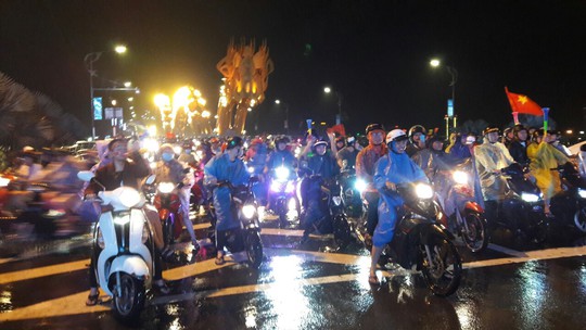 Người dân Đà Nẵng đội mưa xuống đường ăn mừng đội tuyển Việt Nam chiến thắng - Ảnh 16.