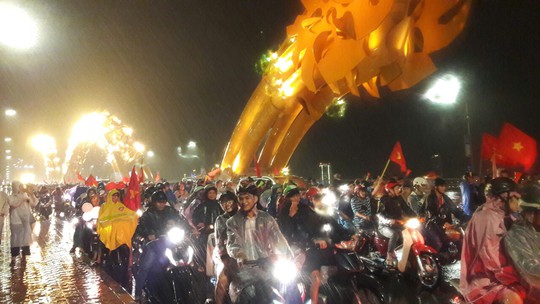 Người dân Đà Nẵng đội mưa xuống đường ăn mừng đội tuyển Việt Nam chiến thắng - Ảnh 17.