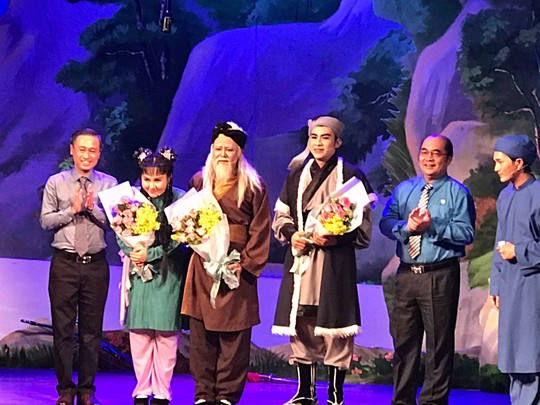 Đông đảo khán giả thích thú xem hậu trường cải lương - Ảnh 2.