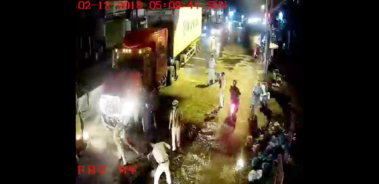Dân ghi hình hàng chục CSGT quét dầu nhớt trên quốc lộ giữa đêm - Ảnh 1.