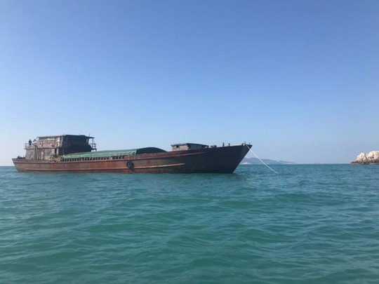 Gần 500 tấn hàng bị giữ ngoài biển, doanh nghiệp kêu cứu - Ảnh 1.