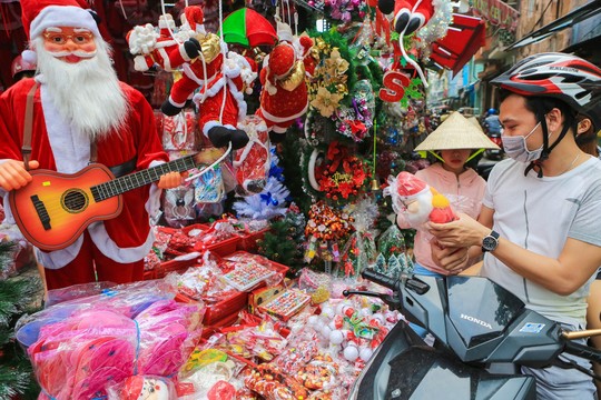 Người dân TP HCM tất bật mua đồ chuẩn bị Giáng sinh - Ảnh 6.