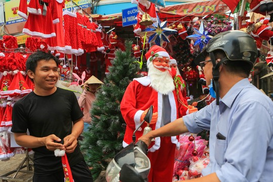 Người dân TP HCM tất bật mua đồ chuẩn bị Giáng sinh - Ảnh 2.