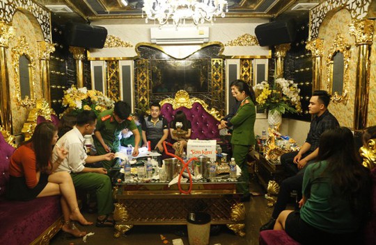 Cán bộ kiểm lâm tham gia tiệc ma túy bị đình chỉ công tác - Ảnh 1.