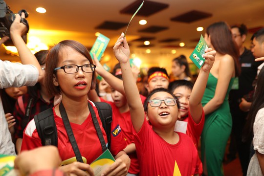 Quang Hải nhận Quả bóng vàng trong hạnh phúc - Ảnh 1.