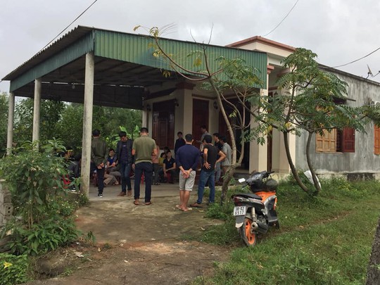 Nhụ nữ bất ngờ đổ xăng lên người tự thiêu trước sân nhà - Ảnh 1.