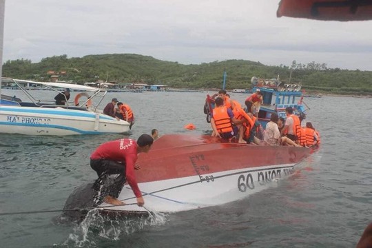 Lật tàu du lịch ở Nha Trang, ít nhất 2 người chết đuối - Ảnh 1.