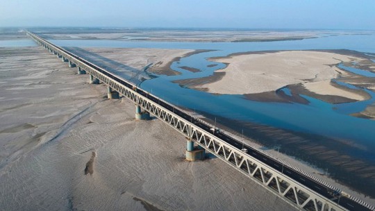 Thách thức Trung Quốc, Ấn Độ trình làng cầu gánh được xe tăng, máy bay - Ảnh 2.