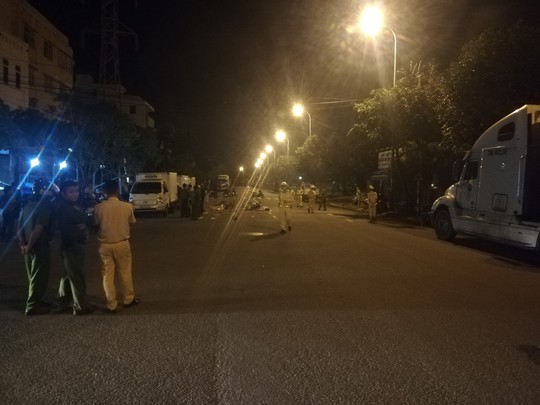 2 xe máy va chạm trong đêm, 3 người thương vong - Ảnh 1.
