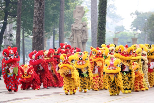 108 con lân đồng diễn, xếp hình Quốc kỳ xác lập kỷ lục Guinness Việt Nam - Ảnh 1.