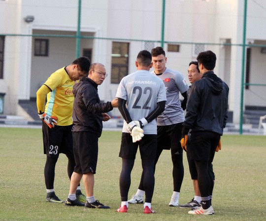 Tuyển Việt Nam tập luyện, thầy Park nói chuyện riêng với các thủ môn - Ảnh 1.