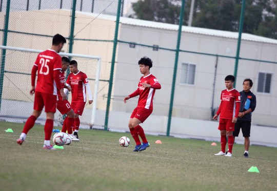 Tuyển Việt Nam tập luyện, thầy Park nói chuyện riêng với các thủ môn - Ảnh 6.