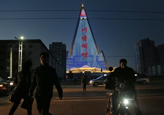 Khách sạn không người cao nhất thế giới thắp sáng niềm kiêu hãnh Triều Tiên - Ảnh 3.