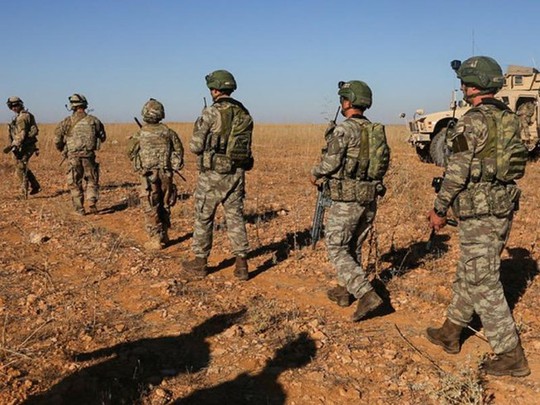 Xe bọc thép chở nhóm binh sĩ Mỹ đầu tiên rút khỏi Syria - Ảnh 1.