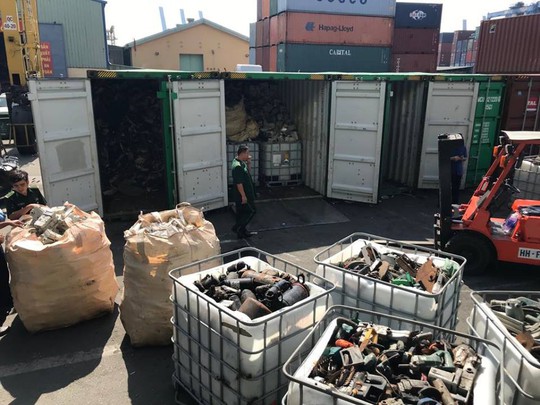 Phế liệu, rác thải công nghiệp ngụy trang trong 20 container máy móc - Ảnh 2.
