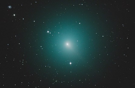 Sao chổi xanh sáng nhất bầu trời lao về phía trái đất - Ảnh 1.