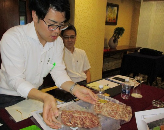 Nhật mang táo, thịt bò, tỏi đen giá cao ngất ngưởng đến Việt Nam - Ảnh 1. Nhật mang táo, thịt bò, tỏi đen giá cao ngất ngưởng đến Việt Nam - Ảnh 1.