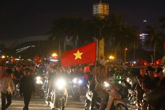 Người dân cả nước xuống đường mừng Việt Nam vào chung kết - Ảnh 7.