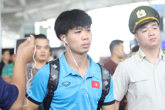 Công Phượng, Quang Hải hút fan khi tuyển Việt Nam bay sang Malaysia - Ảnh 1.