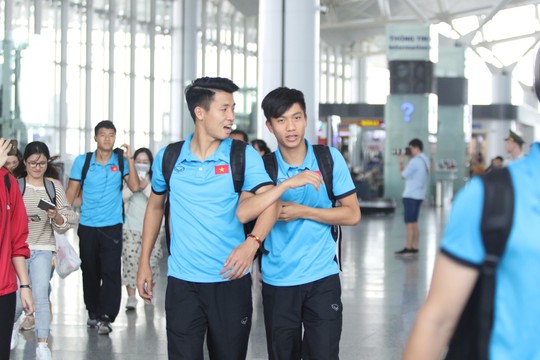 Công Phượng, Quang Hải hút fan khi tuyển Việt Nam bay sang Malaysia - Ảnh 8.