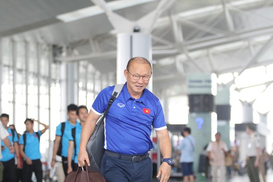 Công Phượng, Quang Hải hút fan khi tuyển Việt Nam bay sang Malaysia - Ảnh 9.