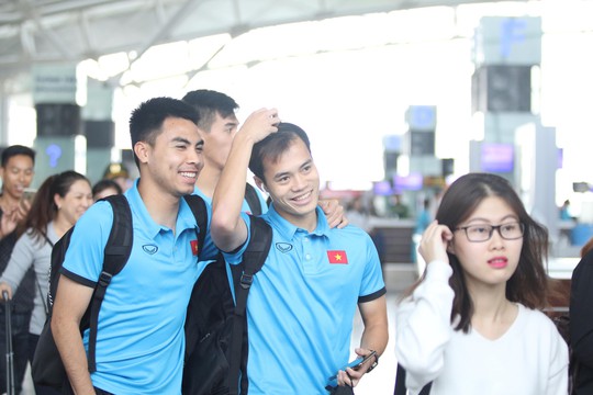 Công Phượng, Quang Hải hút fan khi tuyển Việt Nam bay sang Malaysia - Ảnh 10.