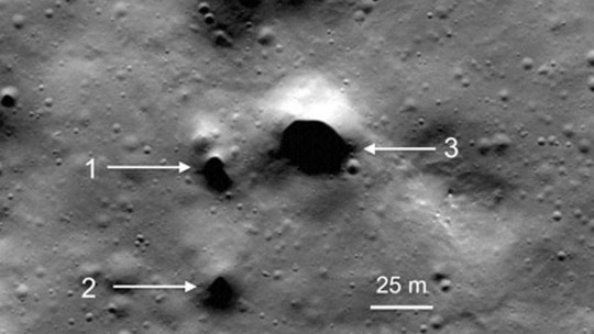 Phát hiện 200 hố nghi dẫn nước trên Mặt Trăng - Ảnh 1.