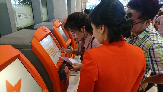 Làm thủ tục bay Tết ở Tân Sơn Nhất chỉ cần 30 giây - Ảnh 1. Làm thủ tục bay Tết ở Tân Sơn Nhất chỉ cần 30 giây - Ảnh 1.