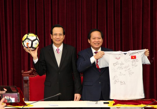 Bán đấu giá áo, bóng U23 Việt Nam tặng Thủ tướng - Ảnh 1.