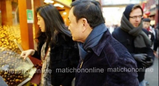Rộ ảnh bà Yingluck cùng người anh mua sắm tại Trung Quốc - Ảnh 2.