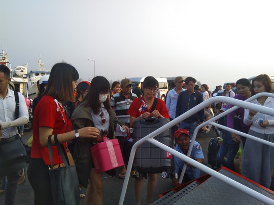Bến tàu, bến phà ở Phú Quốc chật kín người về quê ăn Tết - Ảnh 6.