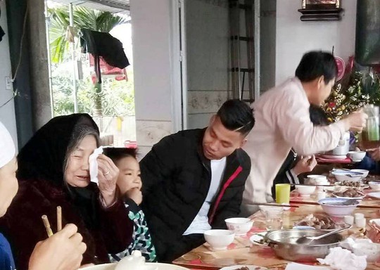 Clip gia đình tuyển thủ U23 Việt Nam Văn Thanh sum vầy vui như Tết - Ảnh 2. Clip gia đình tuyển thủ U23 Việt Nam Văn Thanh sum vầy vui như Tết - Ảnh 2.