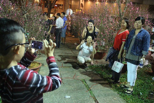 Người Sài Gòn rộn ràng tham quan chợ hoa trong đêm - Ảnh 10.