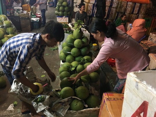Thị trường 27Tết: Nơi chật kín, chỗ vắng hoe - Ảnh 2.