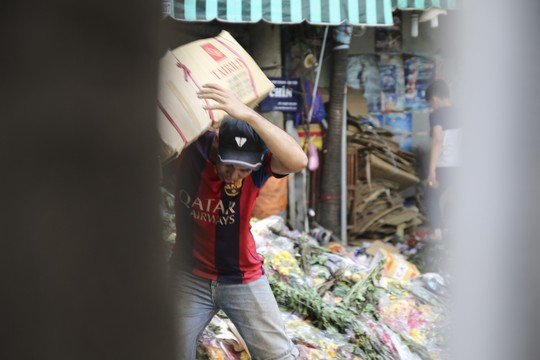 Hoa Tết dội chợ, chất như núi ở chợ hoa sỉ Đầm Sen, TP HCM - Ảnh 3.
