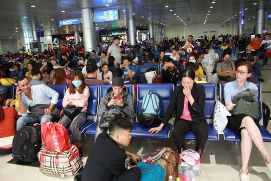 Bộ trưởng Bộ GTVT đến sân bay Tân Sơn Nhất tối 30 Tết - Ảnh 1.