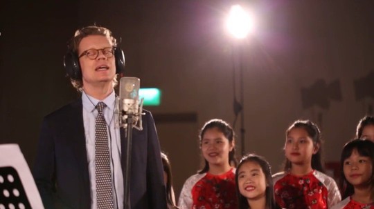 Cùng nghe Đại sứ Thụy Điển hát Happy New Year bằng tiếng Việt - Ảnh 3.
