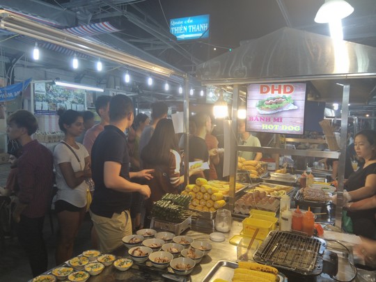 Chợ đêm Phú Quốc suýt “thất thủ” vì lượng khách quá đông - Ảnh 5.