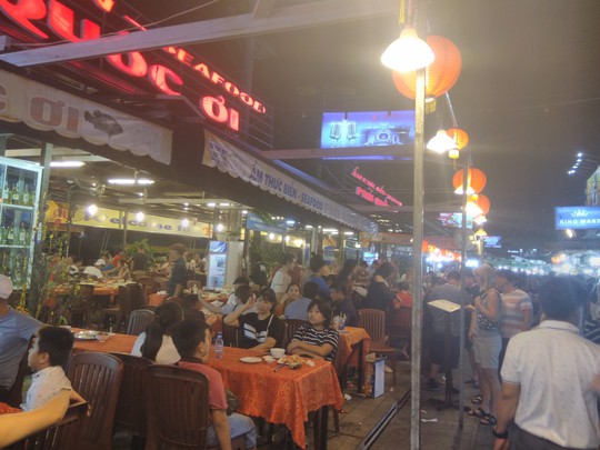 Chợ đêm Phú Quốc suýt “thất thủ” vì lượng khách quá đông - Ảnh 6.