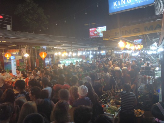 Chợ đêm Phú Quốc suýt “thất thủ” vì lượng khách quá đông - Ảnh 7.