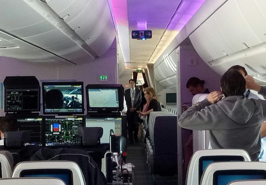 Xem siêu máy bay A350 XWB-1000 trình diễn ở Hà Nội - Ảnh 7.