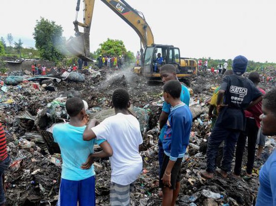 Mozambique: Sập bãi rác, ít nhất 17 người chết - Ảnh 1.